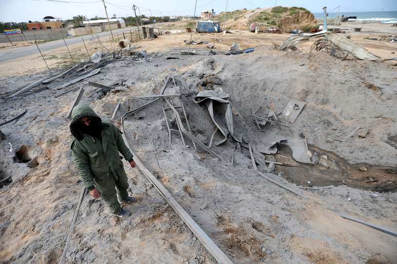 Palestino observa instalação do Hamas destruída por ataque aéreo israelense na Faixa de Gaza
15/03/2019
REUTERS/Ibraheem Abu Mustafa