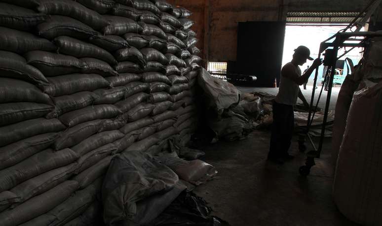 Trabalhador em meio a sacas de a&ccedil;&uacute;car em Campos dos Goytacazes (RJ)
10/11/2010
REUTERS/Sergio Moraes