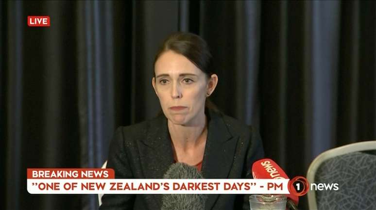 Primeira-ministra da Nova Zelândia, Jacinda Ardern, fala com jornalistas após o massacre que matou 49 pessoas em Christchurch