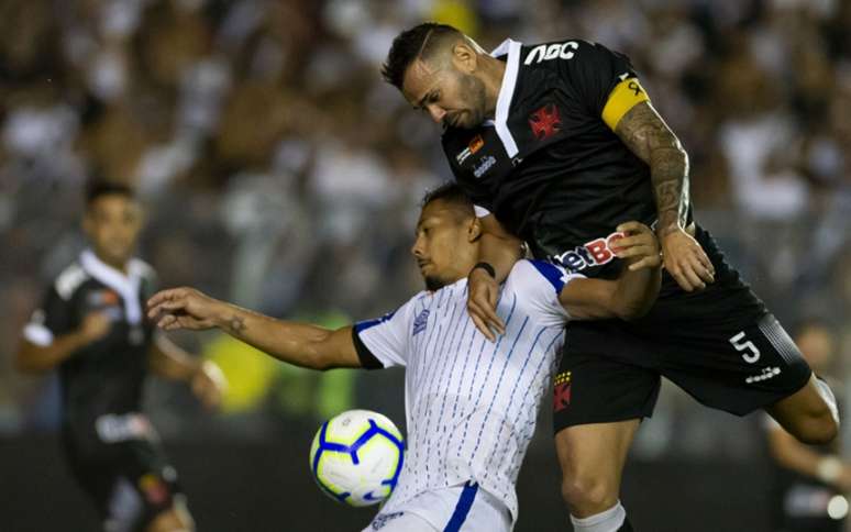 Castan isentou Valentim pelo gol sofrido no fim da partida (Foto: Celso Pupo/Fotoarena)