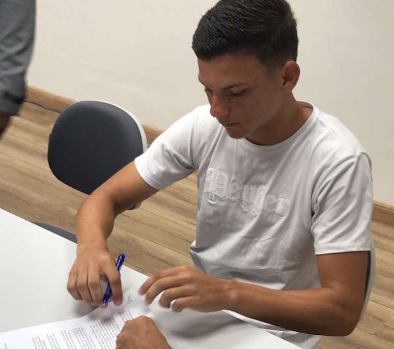 Lateral-esquerdo de 17 anos assinou o primeiro contrato como profissional (Foto: Divulgação)