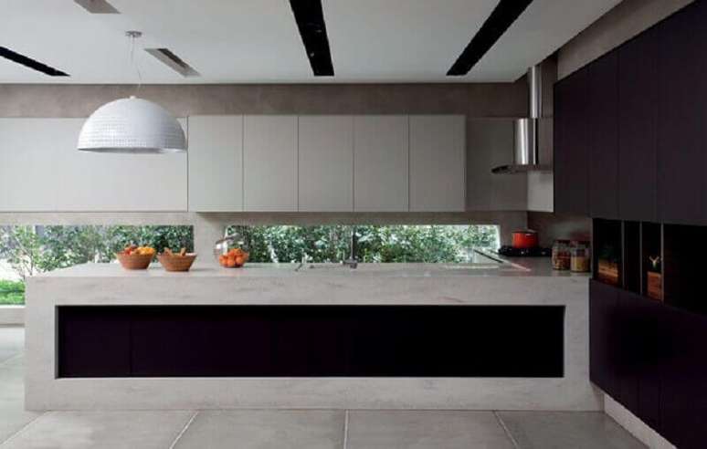 8. O teto de gesso com rasgos trouxe ainda mais modernidade para a decoração da cozinha – Foto: Carniato Blog