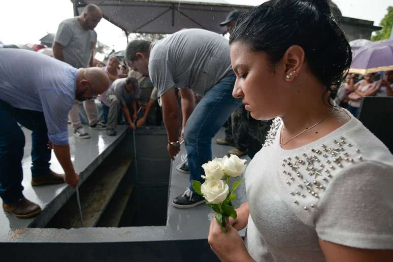 Familiares se despedem das vítimas do massacre de Suzano