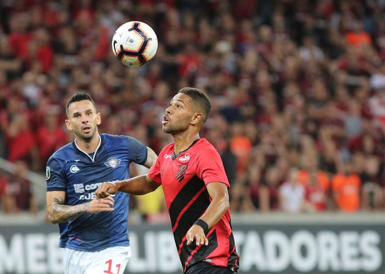 Renan Lodi, do Athletico-PR, em partida contra o Jorge Wilstermann, válida pela segunda rodada da fase de grupos da Copa Libertadores, na Arena da Baixada, em Curitiba (PR) nesta quinta-feira, 14.
