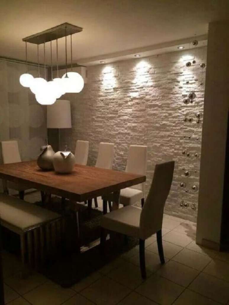 9. Sala de jantar decorada com teto de gesso e luminária pendente – Foto: Home Diseños & Decoración Ideas