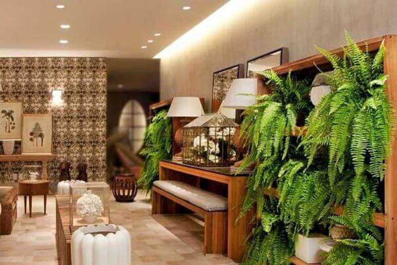 8- O painel com samambaia &eacute; destaque na ampla sala decorada. Fonte: Guararapes