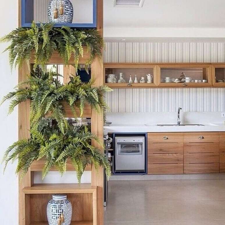 28- A divis&oacute;ria com nichos tem samambaias para separar os ambientes. Fonte: Pinterest