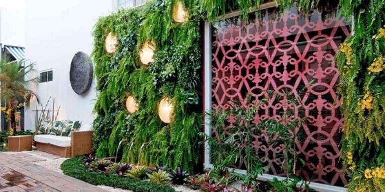 56- Samambaia complementa a decora&ccedil;&atilde;o de jardim vertical. Fonte: Pinterest