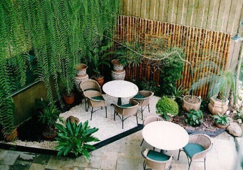 42- A samambaia de metro complementa a decora&ccedil;&atilde;o do jardim. Fonte: Pinterest