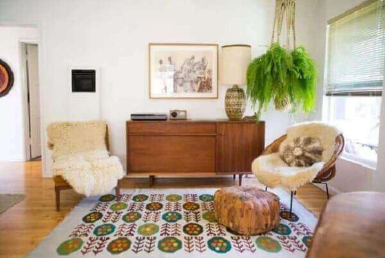 48- Na decora&ccedil;&atilde;o da sala foi utilizado um suporte de sisal preso ao teto para a samambaia grande. Fonte: Habitissimo