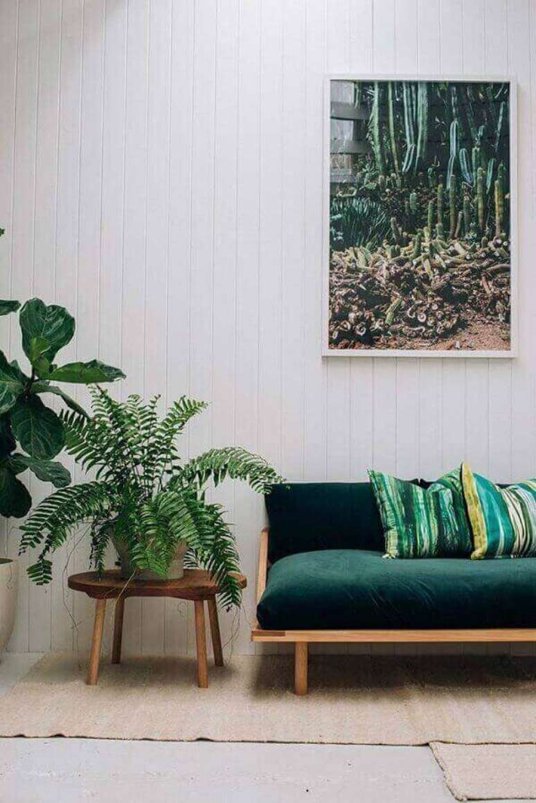 51- Ao lado do sof&aacute;, a samambaia foi colocada sobre uma banqueta para decorar a sala. Fonte: Pinterest