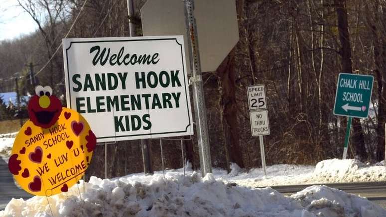 20 crianças pequenas morreram em ataque à escola primária Sandy Hook, em Connecticut. nos Estados Unidos, em 2012