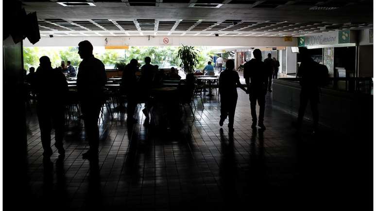 O governo de Nicol&aacute;s Maduro responsabiliza Guaid&oacute; pelo apag&atilde;o que afeta a Venezuela desde 7 de mar&ccedil;o