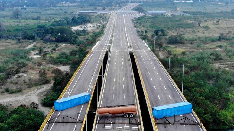 O govierno de Nicolás Maduro fechou suas fronteiras para barrar a entrada de ajuda prometida por Guaidó