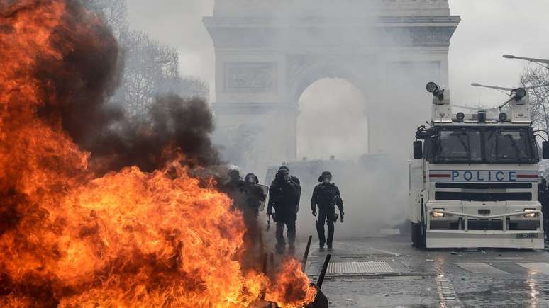 Manifestantes fizeram barricadas de fogo durante protestos na França