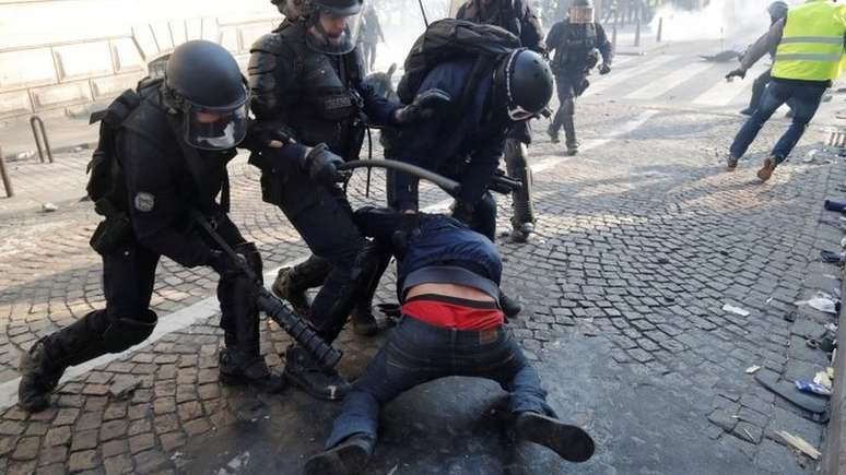 Mais de 120 pessoas foram presas durante a manifestação em Paris