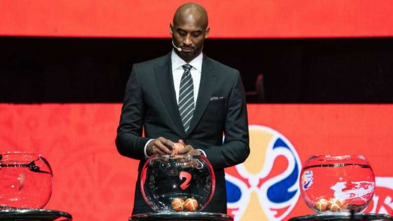 O americano Kobe Bryant participa do sorteio dos grupos da Copa do Mundo masculina de basquete, na China (Crédito: reprodução)