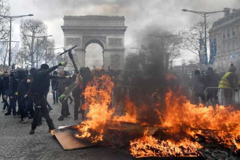 Protesto de 'coletes amarelos' termina em confronto em Paris