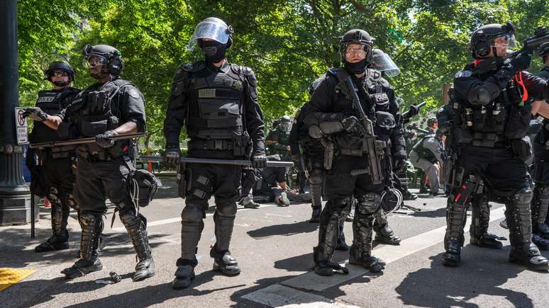Policiais em linha e fortemente armados na rua