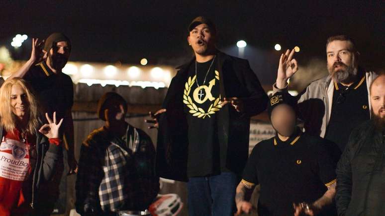 Alguns Proud Boys reunidos em um bar na regi&atilde;o de Portland