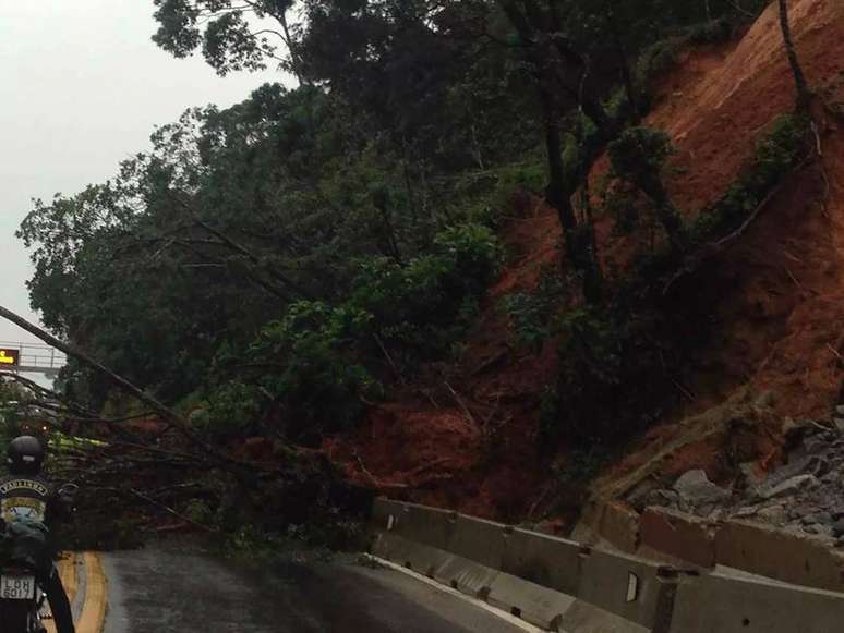 Com a chuva, barreiras caíram na Rodovia dos Tamoios