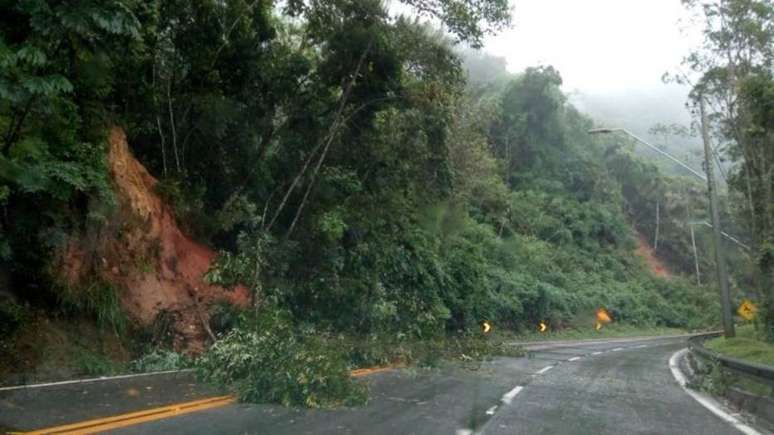 Rodovia Tamoios teve nova queda de barreiras