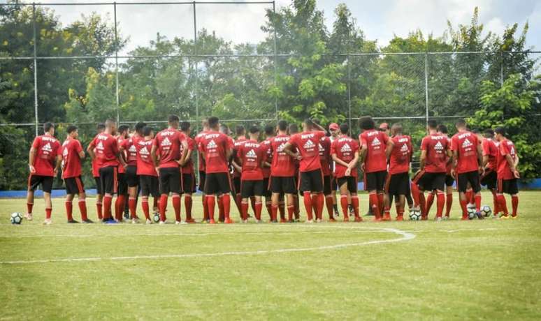 Elenco do Flamengo ouve as instruções do técnico Maurício Souza (Foto: Marcelo Cortes/Flamengo)