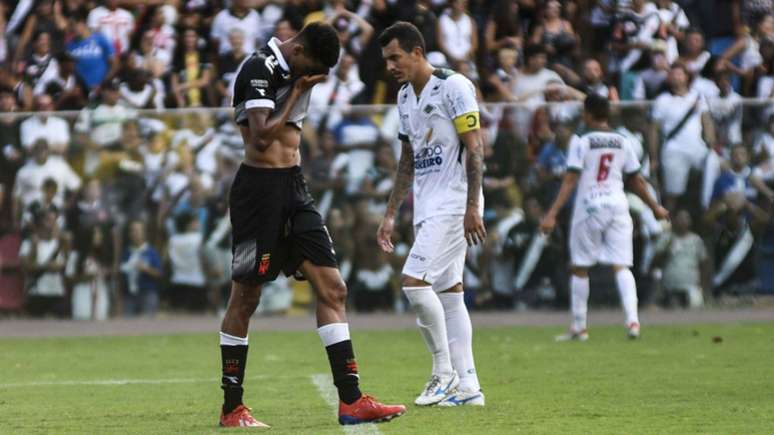 Marrony lamenta um dos vários gols perdidos do Vasco, neste domingo (Foto: Lucas Tavares/Zimel Press/Lancepress!)