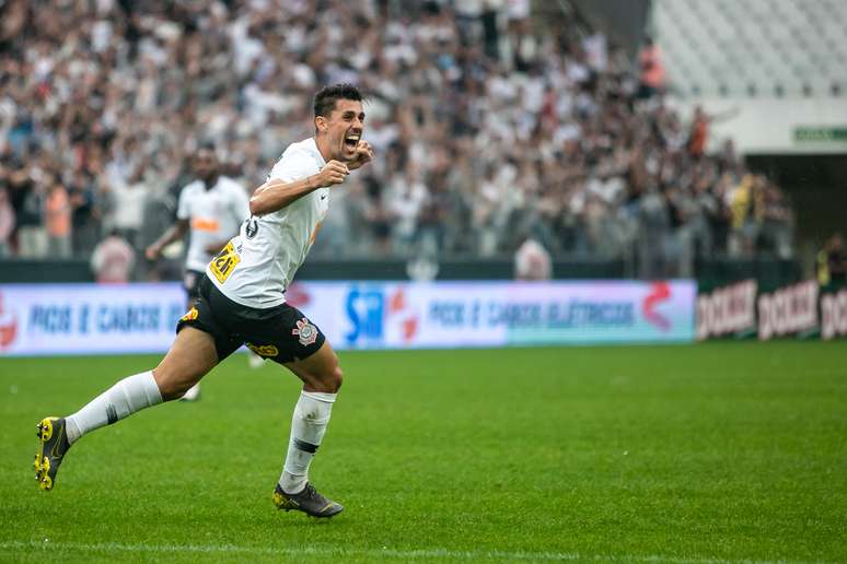 Danilo Avelar marcou o gol da vitória do Corinthians