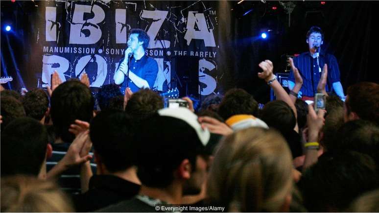 Andy McKay e Dawn Hindle, atuais propriet&aacute;rios de Pikes, mantiveram viva a heran&ccedil;a musical do hotel com seus concertos no Ibiza Rocks