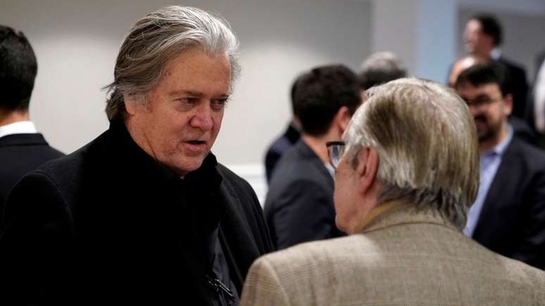 Steve Bannon (à esq.) conversa com o professor e guru conservador Olavo de Carvalho