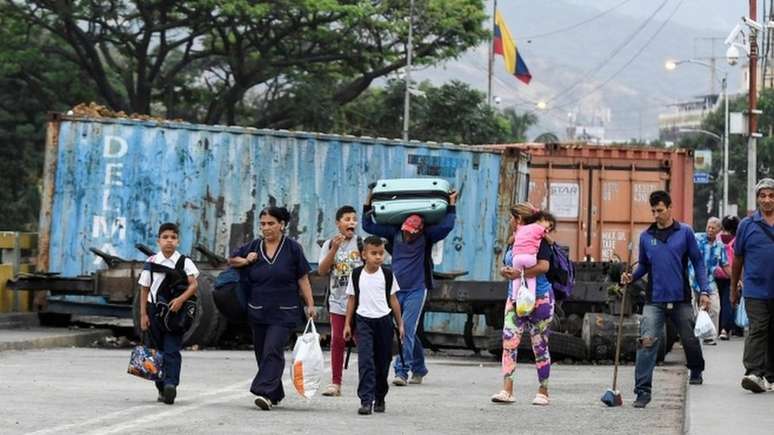Caminhões com ajuda humanitária ficaram retidos nas fronteiras da Venezuela com o Brasil e com a Colômbia