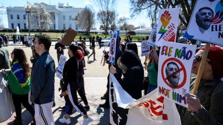Manifestantes protestam em frente à Casa Branca contra a visita de Bolsonaro aos EUA