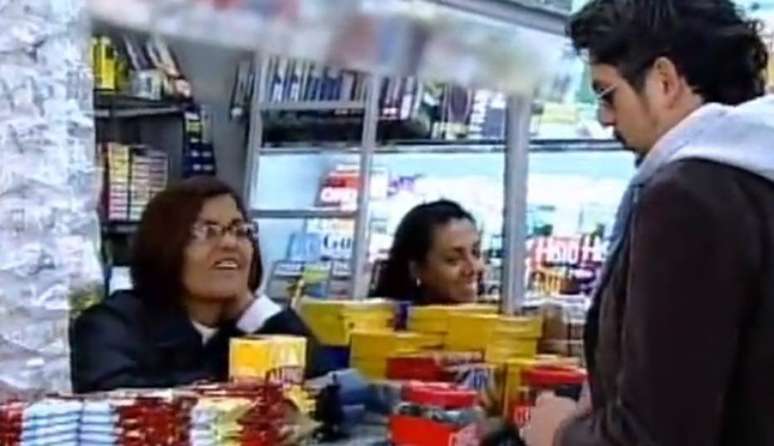 Eduardo Franklin conversa com dona de banca de jornal durante grava&ccedil;&atilde;o de 'O Aprendiz'.