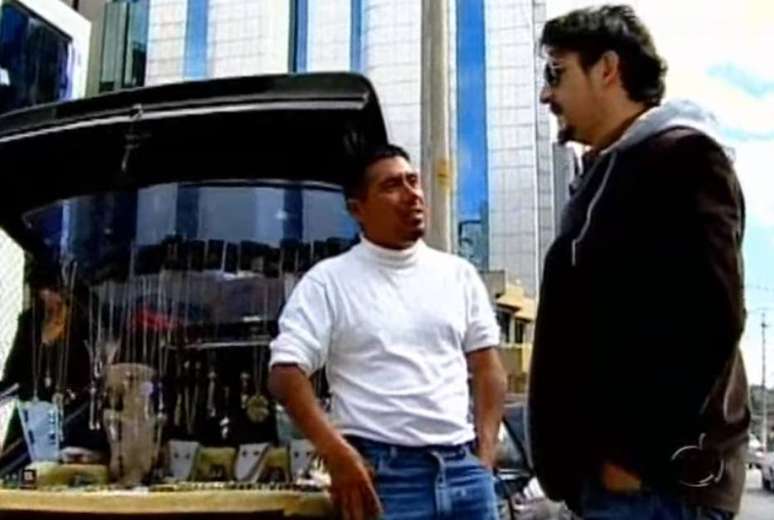 O participante Eduardo Franklin, de 'O Aprendiz', conversando com camel&ocirc; durante grava&ccedil;&atilde;o.