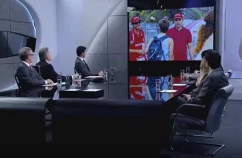 Roberto Justus exibe momento pol&ecirc;mico aos participantes envolvidos na sala de reuni&atilde;o de 'O Aprendiz'.