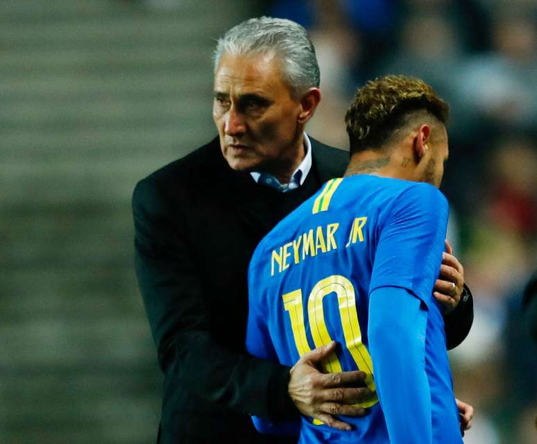 Neymar deixa o campo após uma lesão no amistoso contra Camarões