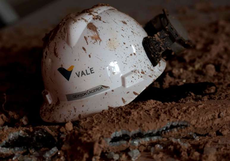 Capacete com logo da Vale é visto em local de rompimento de barragem em Brumadinho