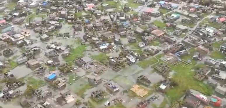 Imagem aérea mostra alagamento em Beira, Moçambique, provocado por ciclone Idai
18/03/2019
Federação Internacional das Sociedades da Cruz Vermelha e do Crescente Vermelho via Reuters

. International Federation Of Red Cross And Red Crescent Societies via REUTERS   ATTENTION EDITORS - THIS IMAGE HAS BEEN SUPPLIED BY A THIRD PARTY. MANDATORY CREDIT. NO RESALES. NO ARCHIVES