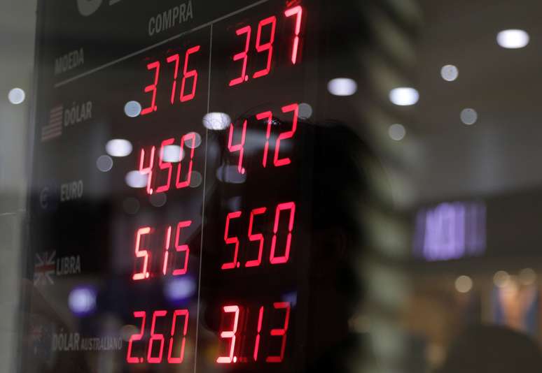 Cotações do mercado em frente a uma corretora de valores. 8/6/2018. REUTERS/Ricardo Moraes 