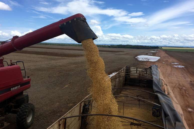 Caminhão é carregado com grãos de soja em Porto Nacional (TO)
24/03/2018
REUTERS/Roberto Samora