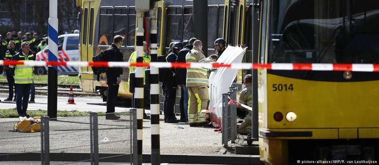 Policiais e equipes médicas estão no local do atentado, em Utrecht