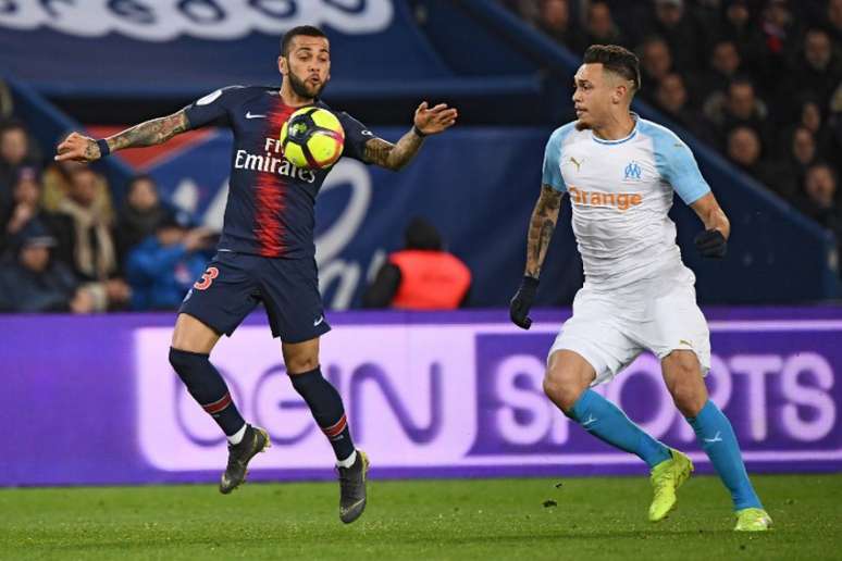 Dani Alves em campo pelo PSG contra o Marselha (Foto: AFP)