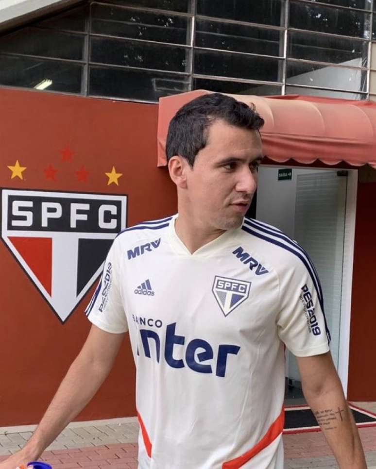 São Paulo estreou novo uniforme de treinamento na atividade da tarde desta segunda-feira (Divulgação/São Paulo)