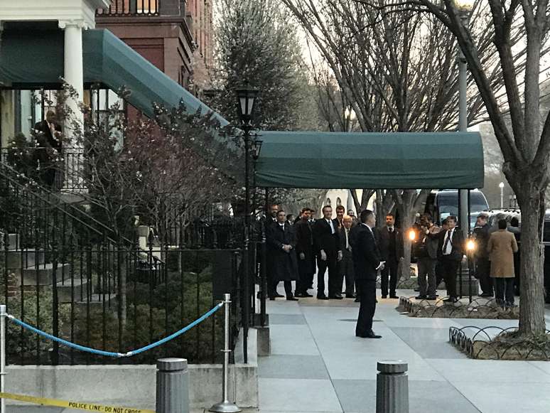 Comitiva do presidente brasileiro Jair Bolsonaro na entrada da Blair House, onde se hospedará, em Washington, neste domingo (17)