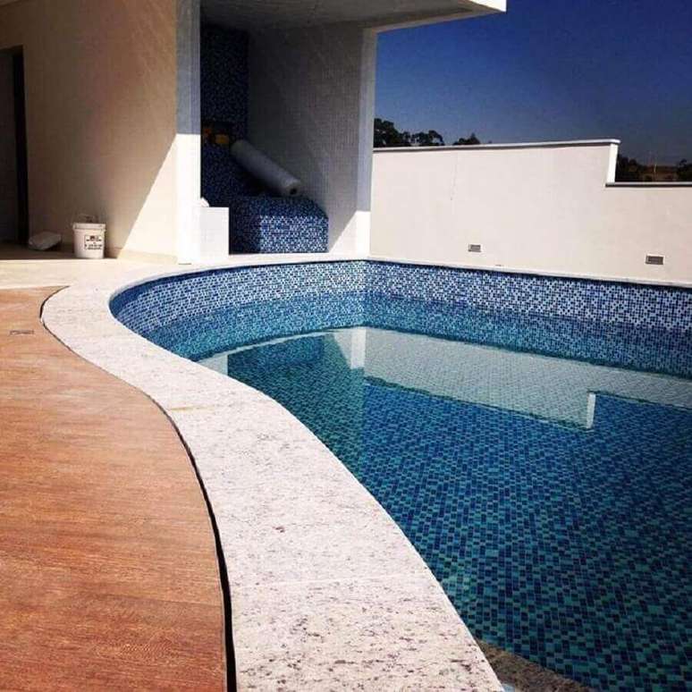 10. O granito branco tamb&eacute;m pode ser usado na &aacute;rea externa &ndash; Foto: Estudio M&aacute;rmores