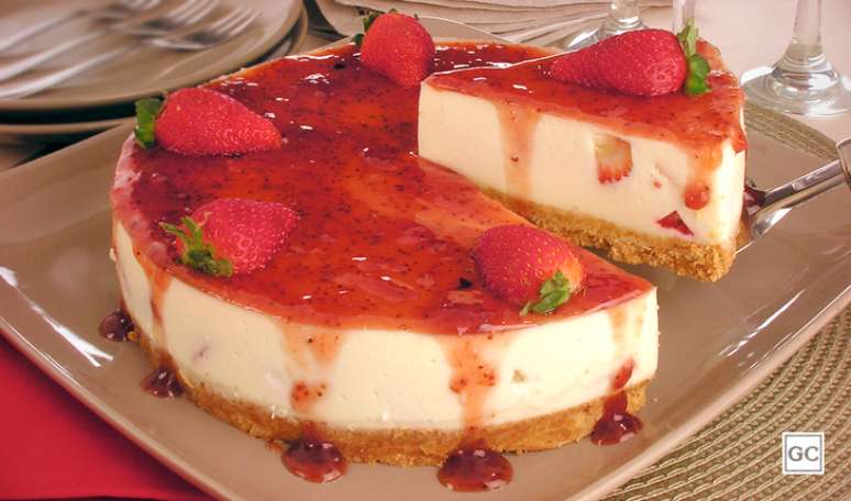 4.  Cheesecake de morango: essa torta é de encher os olhos e dar água na boca! Com certeza vai ser um enorme sucesso entre seus familiares! |