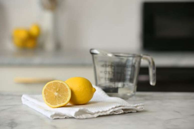6- Como tirar cheiro da geladeira com limão é um processo barato, repita a operação sempre que achar necessário. Fonte: Dr. Lava Tudo