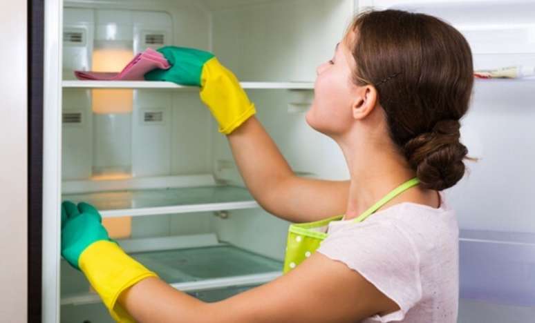 1- Como tirar cheiro da geladeira depende de uma perfeita higienização, limpe constantemente o refrigerador com sabão neutro e esponja. Fonte: Zoom