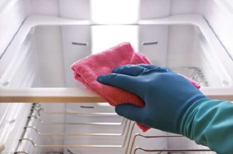 5- A limpeza da geladeira precisa se feita de forma eficiente para evitar a proliferação de bactérias e odores. Fonte: Dr. Lava Tudo